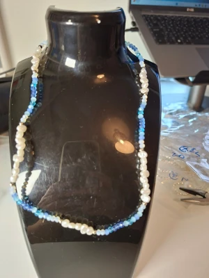 Halsband med pärlor och blåa glaspärlor - Överge samlingen, utförsäljning till låga priser