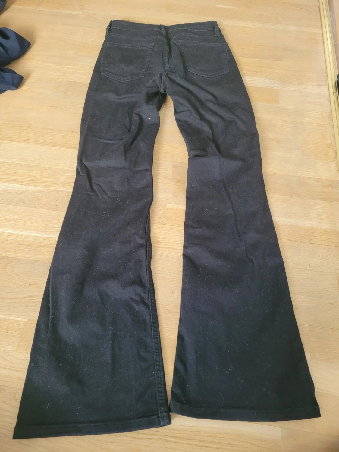 Svarta utsvängda jeans - 1