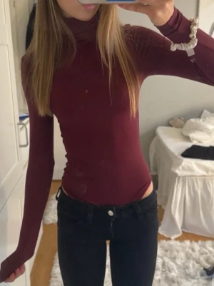 vinröd polobody - sååååå snygg, helt ny, endast aanvänd på bilden 🥹❤️