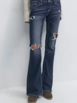Jeans Ginatricot - Säljer ett par mörkblå bootcut jeans med brodyr på baksidan. Säljer då jag aldrig använder de