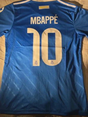 Real Madrid - Mbappé tröja - Real Madrids bortatröja för denna säsongen med Kylian Mbappé på baksidan🔵⚪️