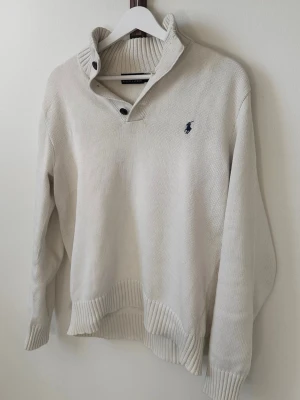 Beige stickad tröja Ralph Lauren - Snygg vit stickad tröja från Ralph lauren! Storlek S.