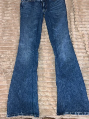 Blå  jeans med låg midja - Blå jeans som är lågmidjade och bootcut