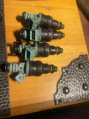 Fyra bränsleinsprutare till bil - Volvo b230fk spridare.