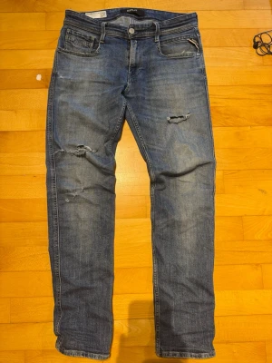 Replay anbass med slitningar - Säljet ett par schyssta replay anbass i storlek 30/30, dm vid frågor 🙌