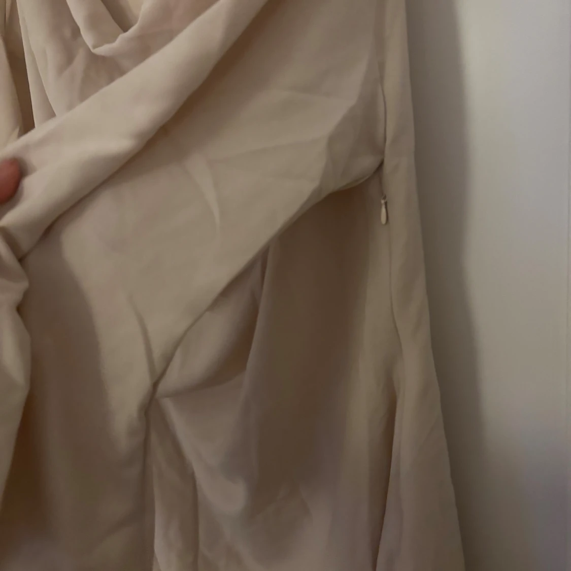 Beige långklänning med drapering - 1