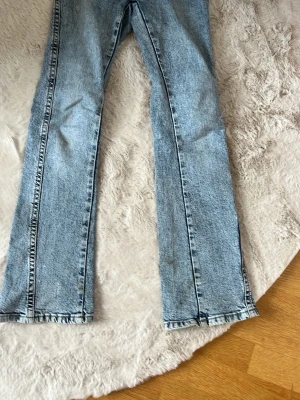 lågmidjade ljusblå bootcut jeans från Gina -  as fina jeans från Gina Tricot i storlek 32. De är lågmidjade och passar super på mig som är ca 164,5 cm! Super unika backfickor!😍 Nypris 500 men säljer för 300 pga de sista 2 bilderna. Sänker pris vid snabb affär! Klicka ej på köp nu❤️
