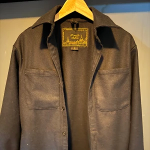 Mörkblå ullovershirt från D'onceDe - Overshift perfekt till våren