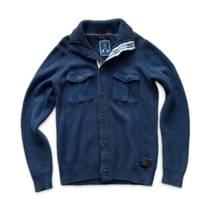 Bondelid kofta - Säljer denna riktigt schyssta Bondelid koftan som är perfekt nu till våren! | Skicket är det inget fel på! | Storlek M | Vid funderingar eller diskussion om pris så är det bara att skriva!🤝🤩