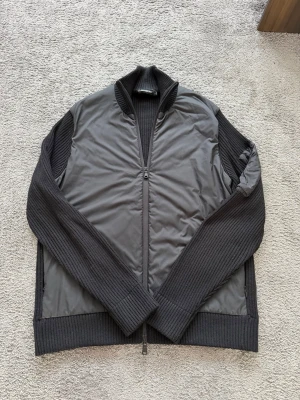 J.Lindeberg cardigan - Säljer en sjukt snygg cardigan från J.Lindeberg. Materialet är extremt högkvalitativt primaloft material. Den är knappt använd och är i mycket bra skick. Frågor? Står storlek M på lappen men den passar S bättre skulle jag säga. Bara att kontakta mig✅ allt gott, mvh Noah154 PS, KÖP INTE MED INSTABOX OM DU VILL FÅ VARAN FRAKTAD SNABBT‼️