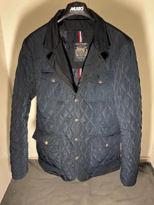 Cardiganjacka - Tja, säljer en fin jacka från Extreme. Storlek M. Skick 9/10, knappt använd, pris 329 men kan diskuteras, Fraktar samma dag, hör av dig vid frågor!