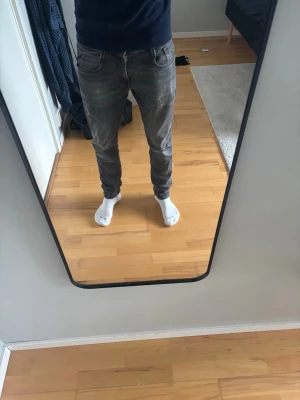 Grå slim fit jeans från Replay - Säljer ett par grå slim fit jeans från Replay med klassisk femficksdesign och snygga slitningar.  De är i mycket bra skick. Pris kan diskuteras vid snabb affär. L 32 w 30