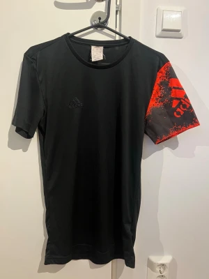 Adidas tränings t-shirt strl XS - Tröja från kollektionen Adidas X som använts endast ett fåtal gånger.