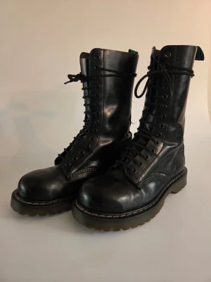 Solovair 14-hål kängor (Stl 38) 🖤 - Säljer mina grymma 14-håls Solovair! Handgjorda i England med mycket högre kvalitet än nya Dr. Martens. 🤌✨ ​Bra och väl inkört vintage-skick. Det finns några märken och spår av användning, som syns på bilderna! ​Stl: 38 (UK 5)  ​Skriv om du undrar något! 