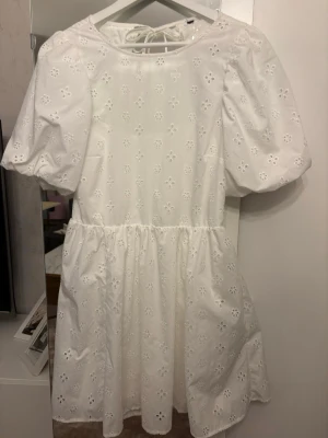Vit kort klänning med puffärm - Söt vit kort klänning med puffärmar från H&M använd endast 2 gånger 