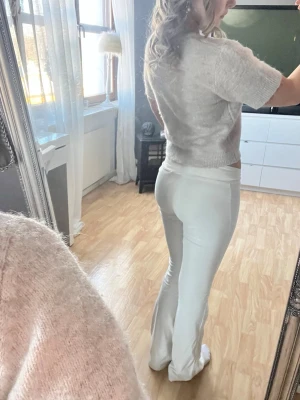 Fina vita byxor  - Jättefina lågmidjade vita byxor från Gina Tricot, säljer då de tyvärr inte kommer till användning. För referens är jag 160cm🥰 nypris: 200kr