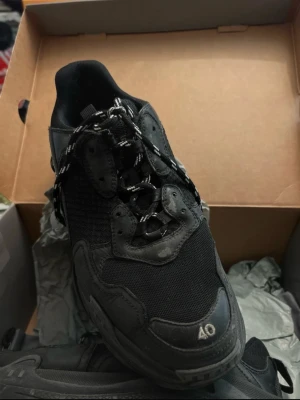 Balenciagas  - Balenciagas använda ett få antalgånger små skador på framsidan av skorna vilket man kan se på bilderna 