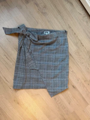 Rutig omlottkjol från Make Way - Snygg rutig omlottkjol från Make Way 