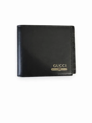 Gu€€i Plånbok - Gu€€i Plånbok 🌟  Certificate of authenticity följer med   - Helt ny (Endast plånboken som följer med) - Nypris: 600€🏷️ - Mitt pris : 1 649 kr  Köparen står för frakt📦