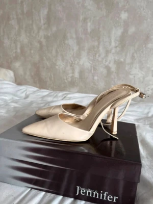 Klackar/ pumps  - Från Bershka. Storlek 36. Väl använda som man kan se på bilderna.