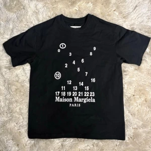 Maison Margiela Black Numbers Tee - size L - Använd ungefär 3 gånger som inte riktigt passar min stil. Väldigt bra kvalitet!