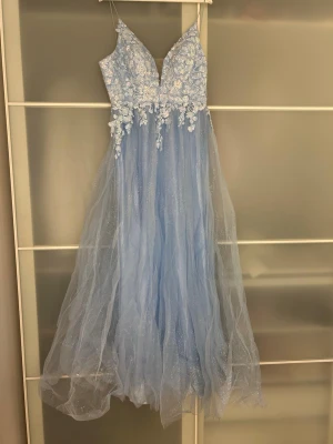 Balklänning - Säljer nu min balklänning som är köpt 2024 och använd endast en gång! Jättefin i skicket!🌸