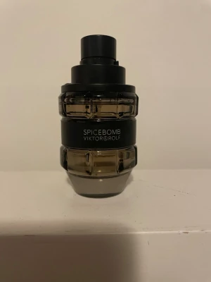 Spicebomb parfym från Viktor & Rolf  - Spicebomb från Viktor & Rolf är en parfym i en cool, granatinspirerad flaska i transparent och svart glas. Flaskan har en robust, rund form med detaljer i svart plast och metall samt en V&R-tag. Perfekt för dig som gillar kryddiga dofter.50 ml