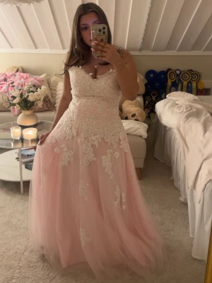 Balklänning  - Säljer min jättefina rosa balklänning! Den är endast använd en gång, så den är i jättebra skick. Den är i storlek 36 men skulle säga att den passar både större och mindre eftersom de är snörning i bak. Kläninngen har jättefina detaljer med stenar💞 den är uppsydd så den passar någon som är ca 160! Kan gå ner i pris🥰