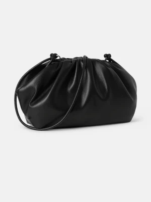 Svart handväska  - Säljer denna lilla handväskan i nyskick från Carin Wester, köpt för 500 kr. Den har ett par fack i sig och man får med ett band men man kan även ta bort det. 