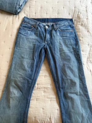 Snygga jeans från Levi strauss & co - Snygga utsvängda jeans, från början från Levi strauss & co. Storlek 27/32 något, om nått behövs så är det bara att fråga!🤗