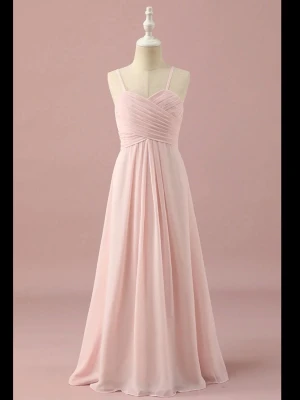 Rosa balklänning  - En superfin rosa balklänning. Den funkar både med och utan band ifall man skulle vilja ta av dom. Storlek S. Midjemått: 77cm. Bystmått: 82cm. Längd:126 cm. Dragkedjans längd: 43cm💕 klänningen är för liten för mig därav att dragkedjan inte är uppdragen helt.