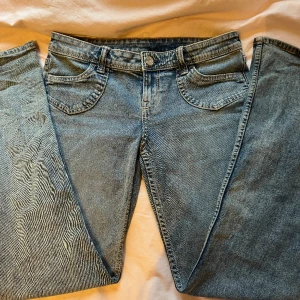 Lågmidjade Bootcut jeans  - Säljer dessa lågmidjade bootcut jeans som är helt oanvända💗 köpta på Plick men i super bra skick💘 säljer pga lite för stora på mig 