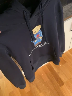 Ralph Lauren hoodie  - Säljer en riktigt fet mörkblå Ralph Lauren hoodie i storlek S. Har använt den max 10 gånger så den är i fint skick. Skriv vid fler funderingar🙌