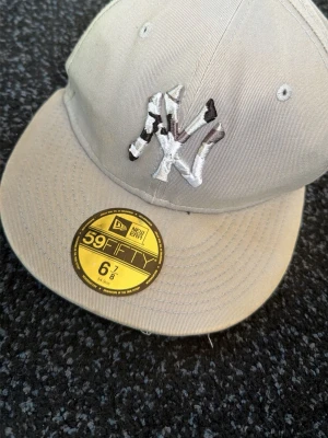 New era keps - Fin grå New era keps. Pris kan diskuteras.
