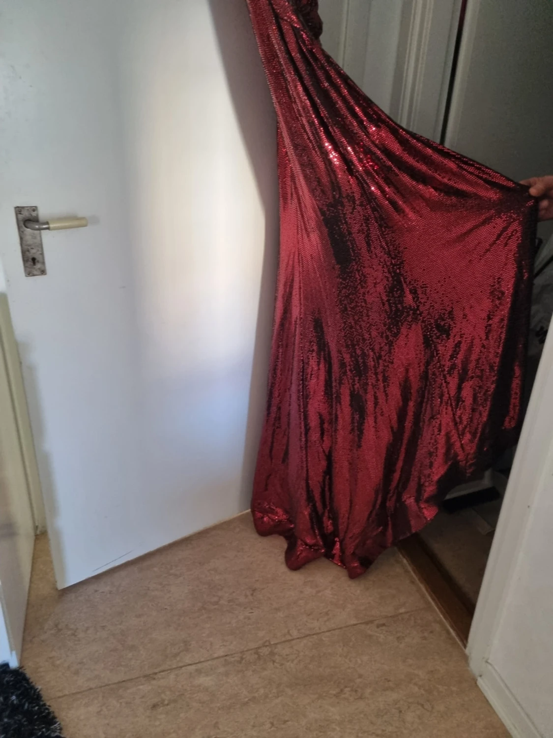 Vinröd glittrig långklänning - 4