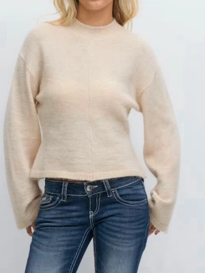 Beige stickad tröja med vida ärmar från Gina tricot young 14+ - Mysig beige stickad tröja med rund hals och vida ärmar. Tröjan har en rak passform och är tillverkad i ett mjukt material som känns skönt mot huden. Perfekt att matcha med jeans för en avslappnad look.