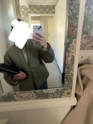 Grön Zara jacka - Så fin Zara jacka. Haft den ganska länge men är i fint skick! Storlek Xs men passar definitivt S