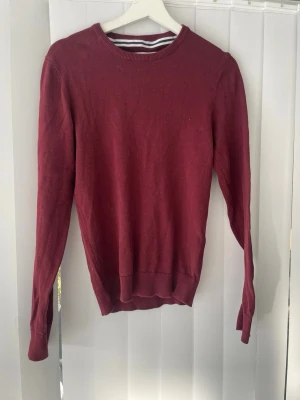 Pier one tröja - Vinröd tröja i storlek xs, sitter slim fit. Helt oanvänd. Skriv vid frågor! Modellen är 177 cm.