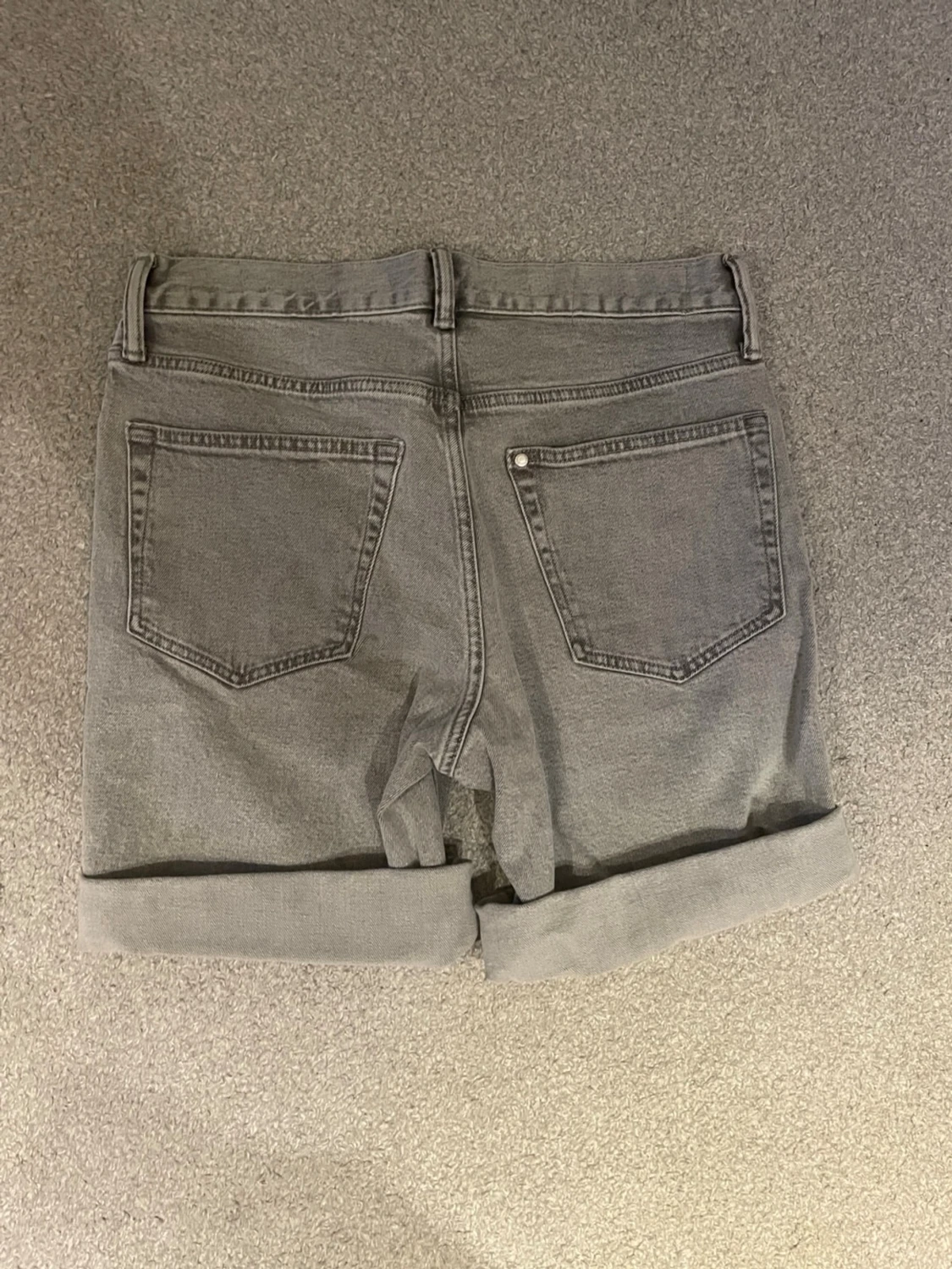 Grå jeansshorts - 1