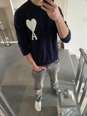 Mörkblå stickad tröja från Ami Paris - Mörkblå stickad tröja från Ami Paris i storlek M. Riktigt stilren. Helt ny, inte använd. Hojta till om ni har frågor eller funderingar! /NQ_ Wardrobe