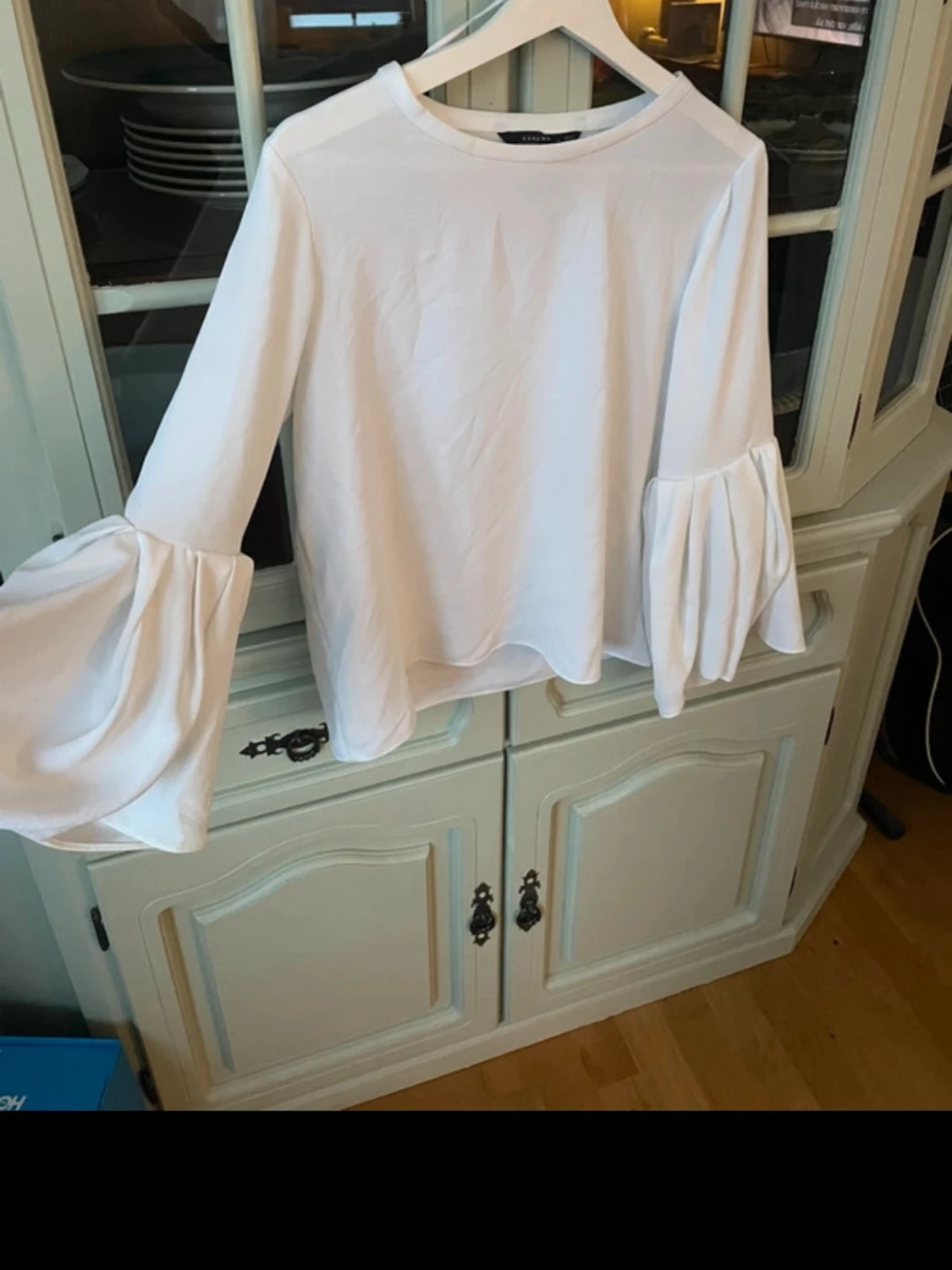 Vit blus med volangärm från Zara