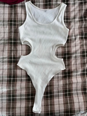 Vit body - Vit body med skurningar! 