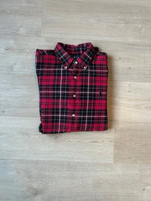 Röd Flanell Skjorta Storlek L - Flanell Ralph Lauren skjorta i röd färg. Tröjan är i bra skick, sparsamt använd.  ~  Storlek: L | Skick: Mycket Bra skick! | Färg: Röd | Märke: Ralph Lauren | Modell: Skjorta   |  Hör gärna av dig vid frågor så svarar jag så fort jag kan! 😁|  