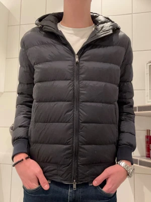 Massimo Dutti jacka - Fin jacka ifrån Massimo Dutti i storlek M, fint skick utöver att stygnen mellan axeln och ryggen sprack men är igensytt nu och syns knappt! Perfekt inför våren. Köpt för 1500kr