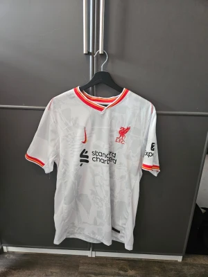 Liverpool borta tröja 24/25 - Säljer liverpools borta tröja från mästare säsongen 24/25 med Salah 11 på ryggen. Replika men väldigt bra kvalité. Pris går att diskutera.