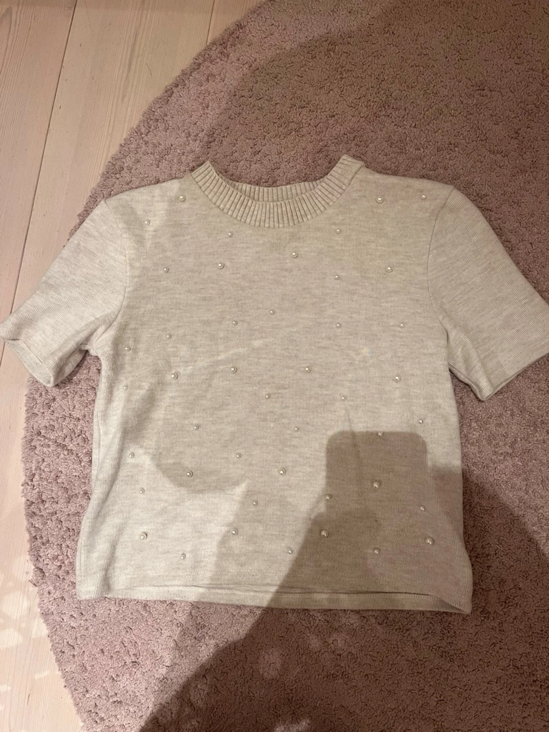 Ljusgrå topp med pärlor - 2