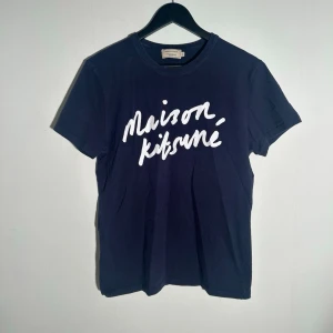 Maison Kitsuné T-shirt - Vid köp av fler produkter erbjuds bättre pris. Skriv vid ytterligare frågor eller funderingar🤝 Storlek: S. Mått: Längd 67 cm. Bredd 47 cm.