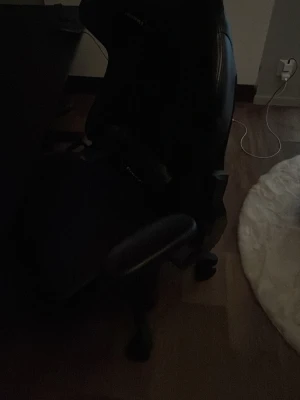 Svart gamingstol från Nitro Concepts - Säljer en svart gamingstol från Nitro Concepts med sportig design och justerbara armstöd. Stolen har hjul och hög rygg med hål för extra gamingkänsla. Perfekt till skrivbordet för långa spelsessioner.