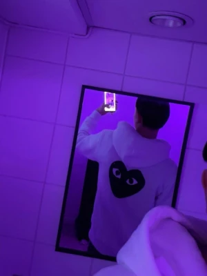 comme des garçons hoodie - Vit comme des garçons Hoodie med zip som är riktigt snygg och riktigt skön att ha på sig. Fina detaljer och ett snyggt tryck på baksidan. Knappast använd 