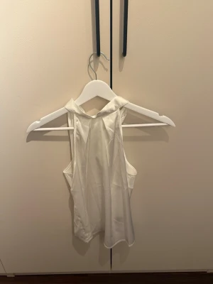 Vit festtopp - inga defekter och nypris 59kr